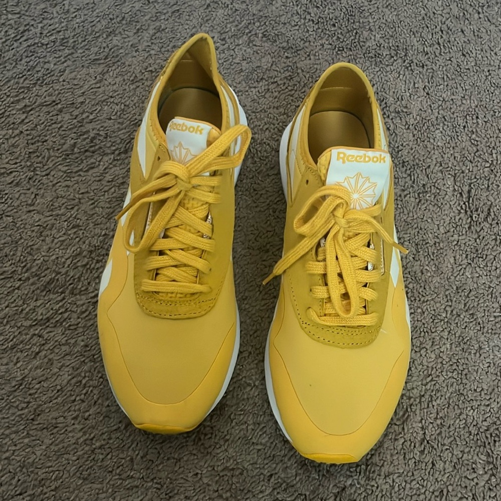 EUC Reebok Gold DMXFoam sneakers Women’s size 10